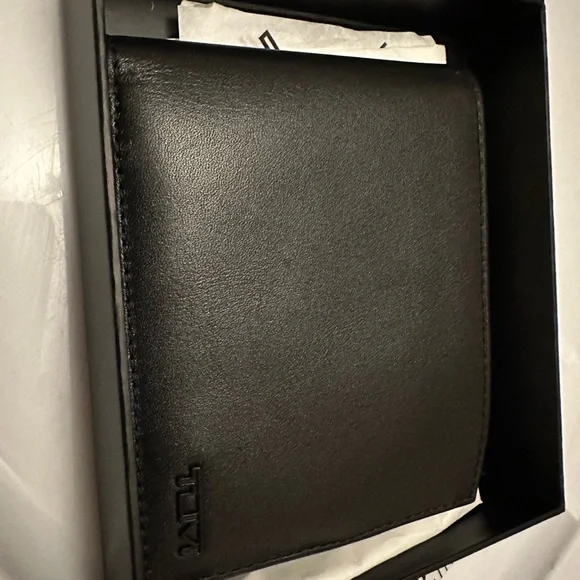 TUMI - Picture 7 of 8